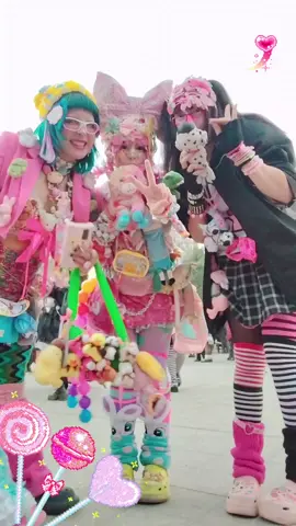 recuerdillo de la hfw ^__^ feat. @bonbonboni🍓 & @sesamo 🐶´-  (⁠｡⁠･⁠ω⁠･⁠｡⁠)⁠ﾉ #デコラファッション ★ #デコラ ★ #decora ★ #decorakei ★ #harajukufashion ★ #altfashion ★ #cute ★ #fyp ★ #chile (⁠*⁠˘⁠︶⁠˘⁠*⁠)