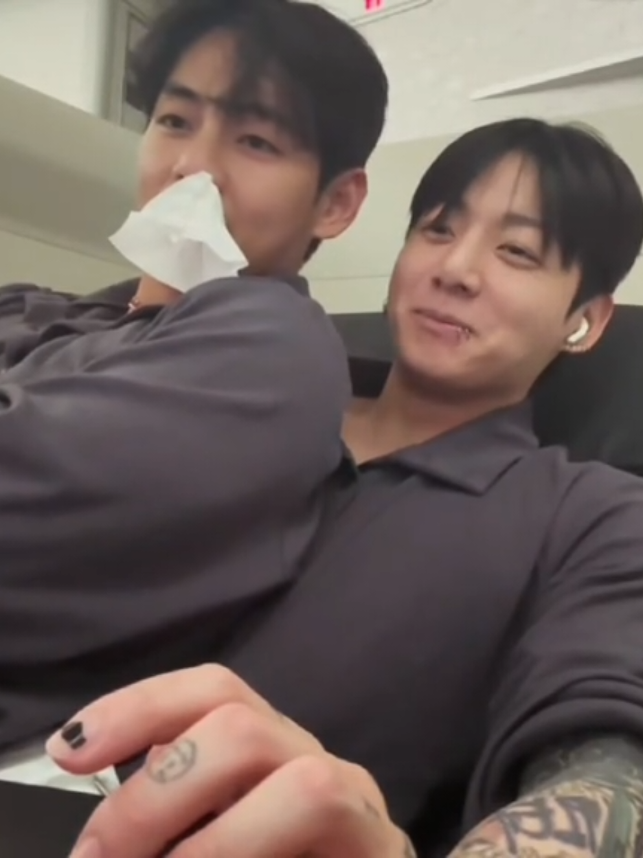AAAAAAHΗΗΗΗΗΗ!!!!!?? ΤHE TAEKOOK SELCA WE'VE BEEN WAITING FOR AND A CUTE CLIP TOO!! even taekook held each other's laps on the plane  ฮ่าฮ่าฮ่า!!!!!?? เซลฟี่กับแทกุกที่เรารอคอยมานาน แถมคลิปน่ารักๆ ด้วย!! แม้แต่แทกุกยังจับตักกันบนเครื่องบินเลย..อุ้ยทำไมฉันเขิน  🤔😆💜💚 #JUNGKOOK#JUNGKOOK #TAEHYANG 