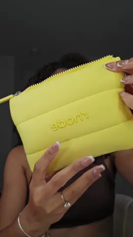 I'm without words... the gloss 🍋🤌 this lemontini drop from @rhode skin completely influenced ✨️ #rhodereview #CapCut #lemontinisummer #rhodeskin 