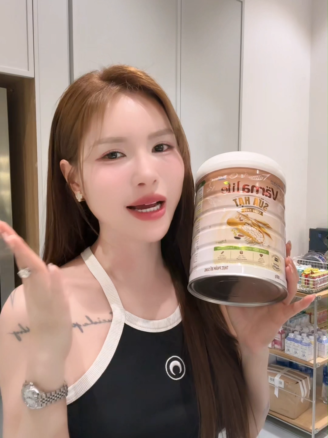 Cùng Lucie khám phá Sữa hạt công thức Varna Life từ Nutifood Thụy Điển trọn tự nhiên, đầy dưỡng chất với công thức: 🤎Hơn 20 loại hạt và ngũ cốc cân bằng dinh dưỡng cung cấp hoàn toàn đạm thực vật 🤎Xương khớp chắc khỏe, tránh thiếu hụt Calci với Calci và Vitamin K2 🤎Ổn đường huyết với Isomaltulose, Inulin 🤎Sức khỏe tim mạch với MUFA & PUFA 🤎Đặc biệt không chứa Lactose không lo chộn rộn bụng 🤎Bổ sung Acid Folic, Sắt, Kẽm thường thiếu hụt ở người ăn chay Tham khảo ngay tại giỏ hàng! #Varna #VarnaLife #Suahatcongthuc #Congthuckhoetuoitunhien