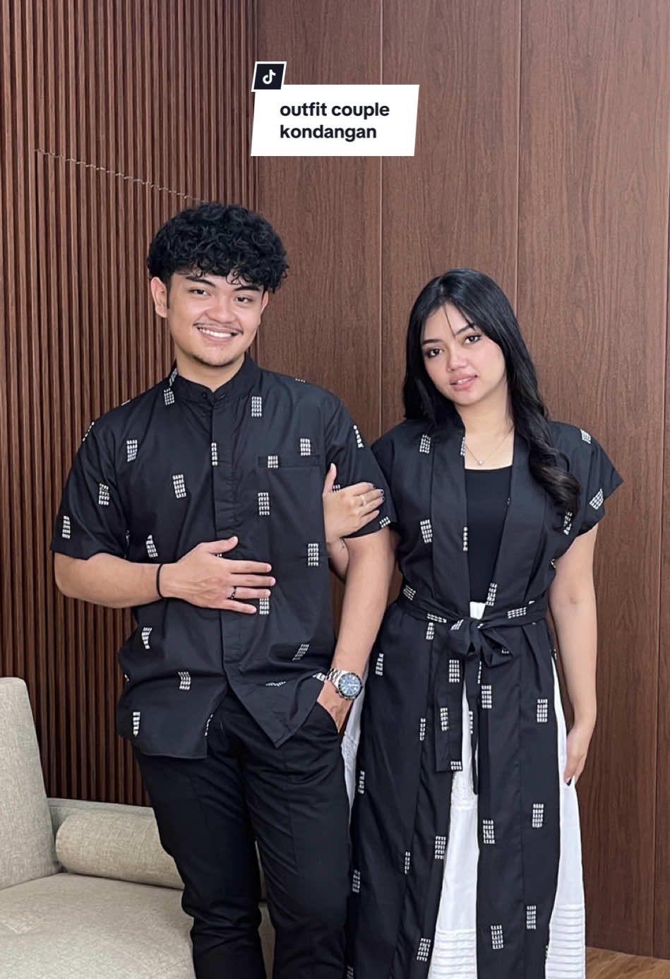 pertama kali pake outfit couple buat kondangan, happy nya kebangetan🥰 #fyp #bajucouple #ootdcouple #outfitcouple #coupleoufit 