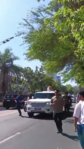 -Ketika Presiden Prabowo, Wamenkomdigi Angga Raka Prabowo Berkolaborasi untuk Kiasatina Callysta Cordelia Prabowo- Pemimpin tidak lahir dengan sendirinya. Ia tumbuh, terbentuk, dan terasah dalam bayang dan bimbingan pemimpin sebelumnya. Sejarah mencatat bahwa banyak pemimpin besar adalah buah tangan dari sosok-sosok yang lebih dulu menanamkan nilai, memberi ruang untuk belajar, dan menunjukkan arah ketika jalan masih gelap. Dari bimbingan itulah, benih kepemimpinan tersematkan. Melalui contoh nyata, keteladanan dalam bersikap, dan kebijaksanaan dalam bertindak, seorang pemimpin baru mulai mengenal makna tanggung jawab dan pengabdian. Ia belajar dari kedekatan, bukan sekadar dari teori. Ia dibentuk bukan hanya oleh jabatan, tapi oleh pengalaman, arahan, dan kepercayaan yang diberikan oleh pemimpin sebelumnya. Dan ketika saatnya tiba, ia melangkah ke depan, bukan untuk mengulang, tapi untuk melanjutkan dan menyempurnakan. Karena setiap pemimpin yang lahir dari tangan pemimpin sebelumnya membawa misi yang sama: meneruskan cahaya, menjaga nilai, dan menghadirkan harapan bagi generasi yang akan datang. Kepemimpinan sejati adalah estafet, bukan ego. Ia adalah warisan yang hidup, diteruskan dari hati ke hati, dari teladan ke tindakan. Maka tak ada pemimpin besar yang berdiri sendiri, ia selalu merupakan hasil dari perjalanan, pengaruh, dan tangan-tangan bijak yang membentuknya. #prabowo #anggarakaprahowo #wamenkomdigi #indonesia🇮🇩 