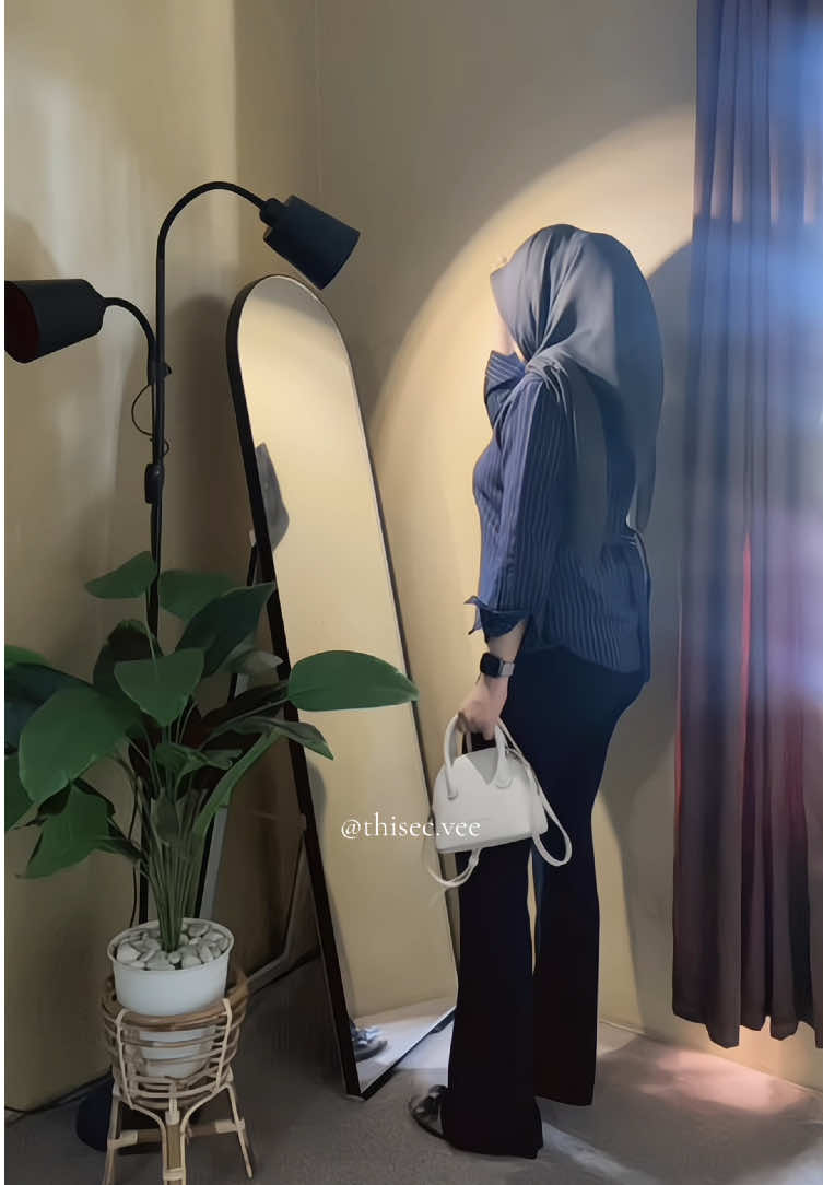 Kemeja stripe gapernah mengecewakan outfit 😍 #kemejawanita #kemejastripe #kemejamurah #kemejastyle #stripeshirt #outfitideas #outfitsimple #ootdhijab #ootdhijabstyle #fyp 