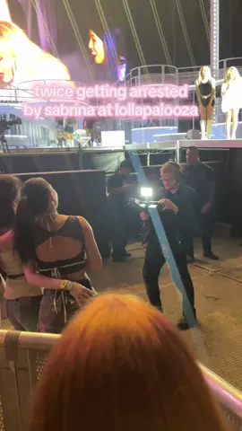 can’t believe this happened right in front of my eyes #sabrinacarpenter #juno #twice_tiktok_official #lollapalooza #twicepalooza 