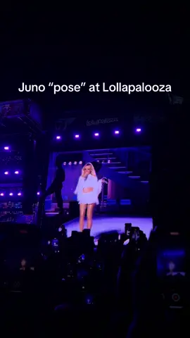 Sabrina’s Juno pose at Lollapalooza tonight #lollapalooza2025 #sabrinacarpenter #juno #chicago #thebean 