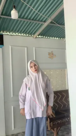 pake baju SMA lagiii