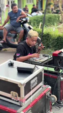 MR THOMAS SEDANG MERACIK SUARA BREWOG AUDIO @BREWOG ELEKTRONIK #brewog_audio #thomasalvaedisound #memedbrewog #soundindonesia #soundsystembattle #karnavalmalang #soundsystemjawatimur 