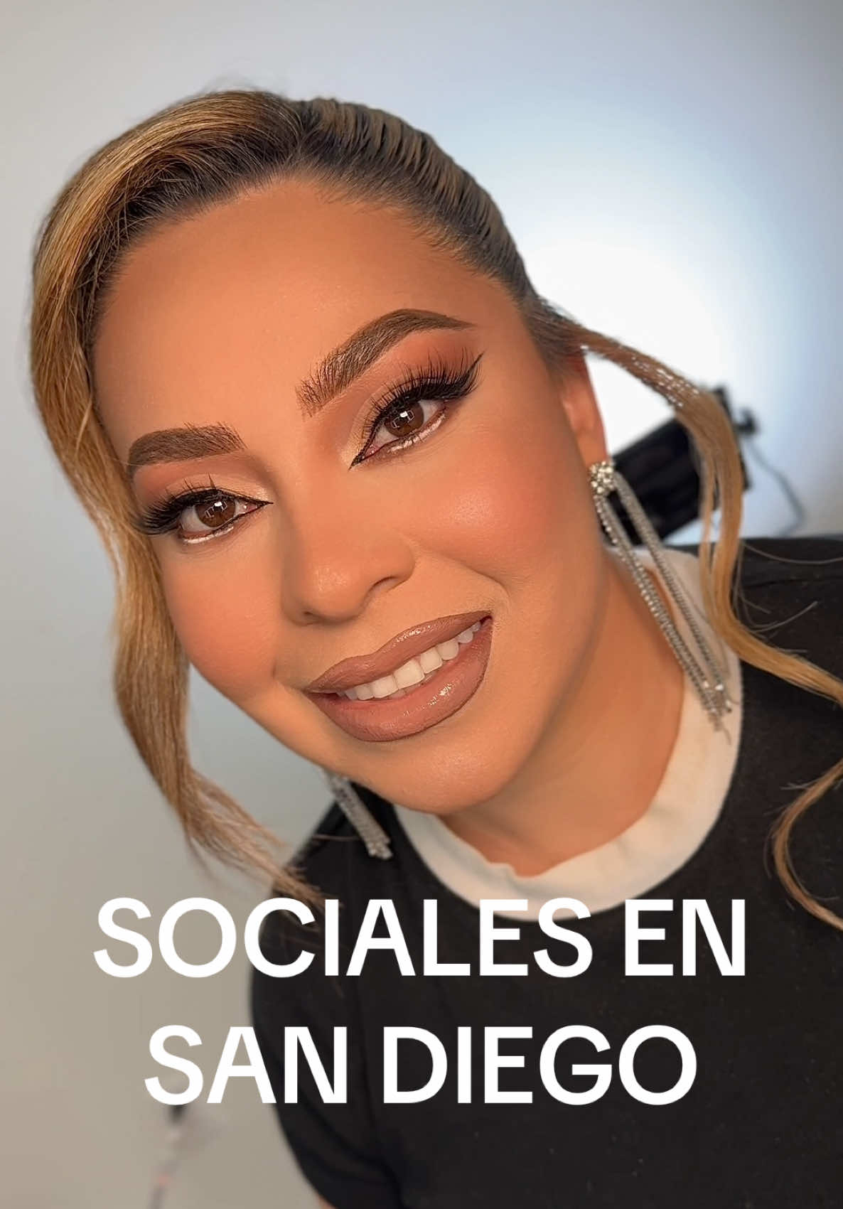 Sociales en San diego 🤩🤩 comentame que tal este look??? Los tonos Nude el look mas vendible 🙌🤩 #sandiegocalifornia#sandiego#losangeles#makeupartist#maquillajedeojos#clasicmakeup#nudemakeup 