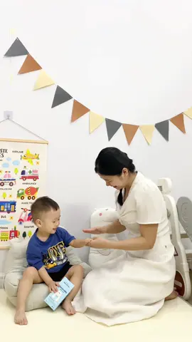 Đi đâu tui cũng mang theo kem Henawela bôi cho tiện🥰 #embe #beyeu #embedangyeu #embedethuong #mebim #mebimsua #henawela #kemboidanang #kemdiuda #kemmanngua #kemam 