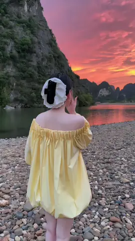 So với bình minh , mình vẫn thích hoàng hôn nhiều hơn 🍀 .Vì đối với mình, một kết thúc đẹp đẽ lúc nào cũng quý giá hơn một khởi đầu hoàn hảo  