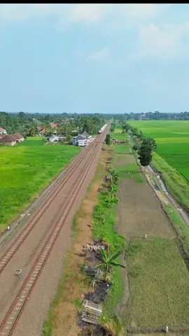 siapa yang pernah kestasiun jambu baru dan kalian punya kenangan apa nih? . #infobanten #infoserang #serangkabupaten #kabupatenserang #tanjungteja #jambubaru #lokomotif #keretaapi #skyview #xybca #dji #fyp 