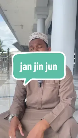 جَنَّة، جِنّ، جُنَّة 📌 Surga – Jin – Perisai Tiga kata Arab yang mirip penulisan dan bunyinya, tapi maknanya beda jauh. Yuk bedain dan pahami maknanya biar nggak ketukar! 😉 #SatuKontenTiapHari #BahasaArabHarian #BelajarArab #VocabularyArab #ArabSeharihari #Viral #KontenRelate #BahasaArabAsik #KontenBermanfaat #BahasaArabIndonesia #BelajarBahasaArab #NgajiBahasaArab #SantriNgonten #NgontenBahasaArab #KosaKataArab #FushahItuAsik #EduBahasaArab #RelateArab #NgontenSetiapHari