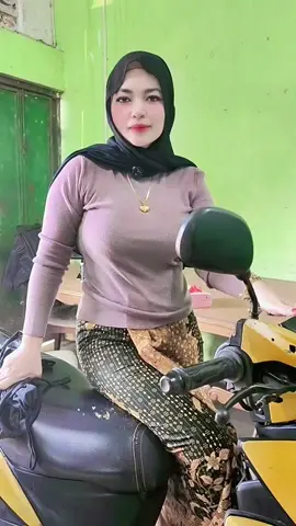 Sarung tempat duduk motor ni wajib ada! 🔥 ✅ Kalis air & habuk ✅ Material kulit PU – tahan lama, senang lap ✅ Sesuai semua jenis motosikal & skuter ✅ Tak panas walau parking bawah matahari Rider harian wajib pakai — baru selesa & kemas! ✅ #SeatCoverMotor   #AksesoriMotor   #TikTokShopMY   #MotorProtection   #SeatProtector   #CoverTempatDuduk   #RiderMalaysia   #MotorViral   #UniversalSeatCover  