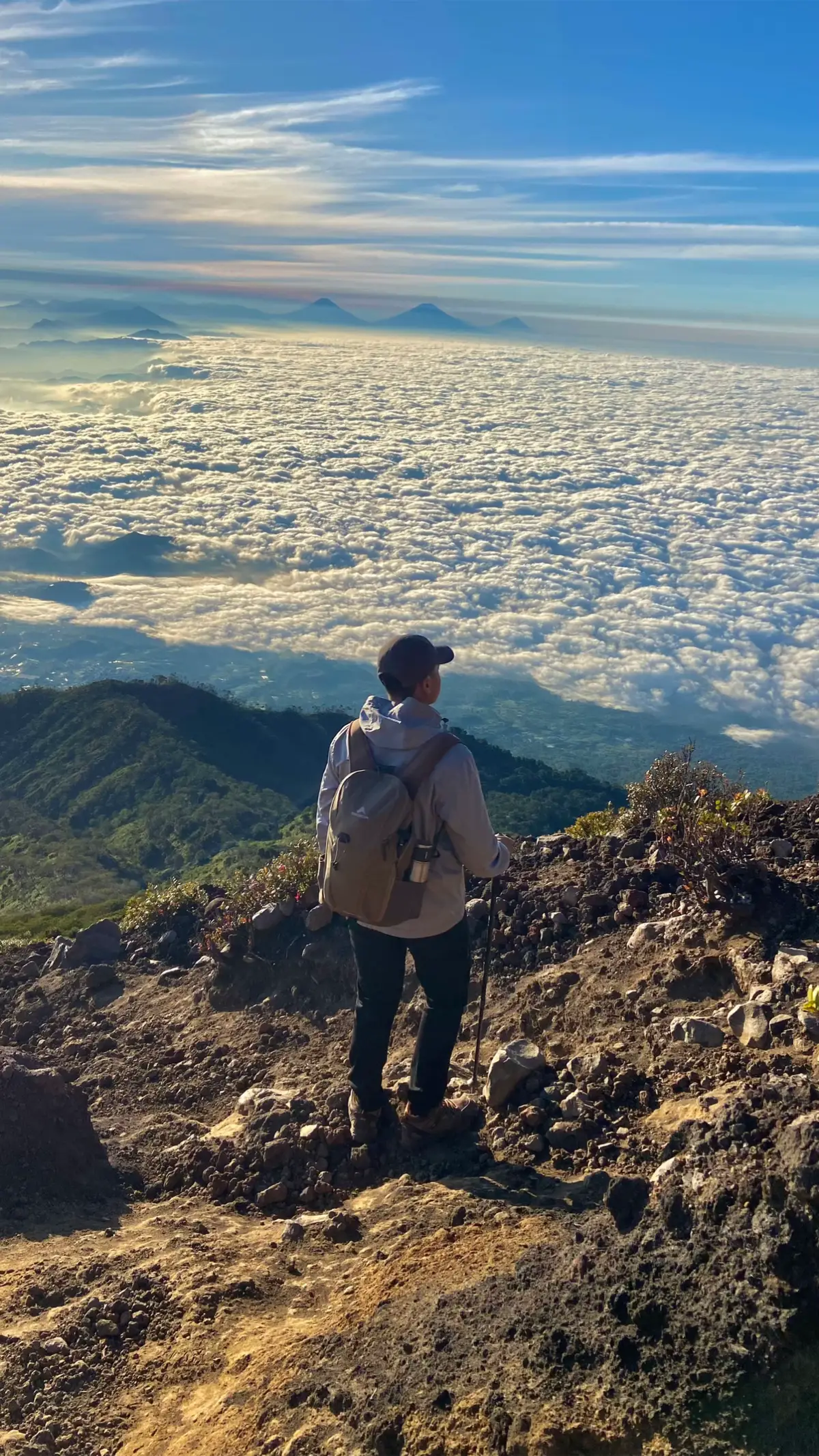 Tektok gunung slamet kali ini dapet cerah, yg ga kalah lagi city light & lautan awannya🥹✨ #slametmountain #gunungslamet #pendakigunung #pendakiindonesia #xycbca #foryou 