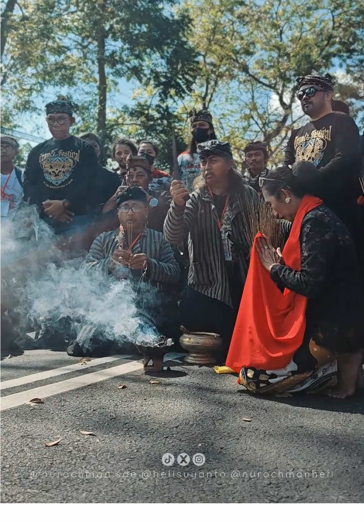 17 Tahun Bantengan Nuswantara Bukan perjalanan pendek. Ini tentang kesetiaan tentang para seniman yang setiap tahun tanpa pamrih menjaga api tradisi, menghadirkan Bantengan sebagai ruang hidup budaya yang lahir dari bumi sendiri. Di tengah riuh modernisasi, Bantengan tetap berdiri gagah. Bukan sekadar hiburan, tapi pengingat: bahwa Kota Batu punya akar, punya cerita, punya semangat leluhur yang tak lekang zaman. Kemarin, Cak Wali @nurochman.sae dan Mas Wawali @helisuyanto hadir langsung di titik nol Kota Batu tempat yang oleh para leluhur dianggap sakral. Bukan sekadar seremoni, tapi langkah simbolik: bahwa pemerintah dan rakyat satu napas dalam merawat warisan budaya. Kini, Bantengan mulai melebarkan sayap. Tak hanya milik lokal tapi sudah jadi bahasa budaya yang dikenal hingga mancanegara. Setiap tahun, seniman dari berbagai penjuru dunia hadir: dari Chili, Australia, Kolombia, Jepang, Hongkong, Malaysia, hingga India. Sudah sejak 2009, mereka bergabung. Bersilaturahmi, bergiliran tampil, baik di Indonesia maupun di luar negeri. Kata Mas Agus Tubrun, ini bukan sekadar panggung seni. Tapi wujud nyata dari upaya pelestarian budaya asli Nuswantara yang kini makin diperhitungkan dunia. Perkembangannya luar biasa. Bantengan kini menyala dari Malang Raya, Blitar, Mojokerto, Lumajang, Bandung, Jogja hingga Solo. Ini bukti bahwa semangat menjaga budaya tidak padam. Justru makin menyala. Dari kampung ke dunia. Dari warisan, menjadi kebanggaan. #mbatusae #nurochmanheli #bantengannuswantara #bantengannuswantara17 #kotabatu #localwisdom 
