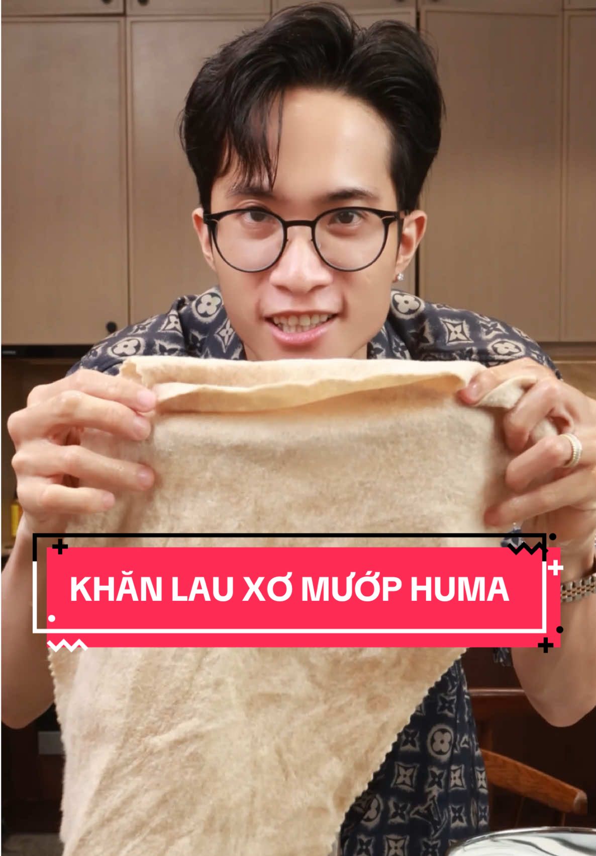 Khoe với mọi người em khăn lau xơ mướp mà tui mới kiếm được nè mọi người, trời ơi không ngờ là nó lau đến đau sạch đến đó luôn ấy mấy bạn. Nhà bạn nào mà dọn dẹp nhiều thì có thể tham khảo em này để lau cho sạch nha, đỡ mất công cho các bạn lắm á #lepthelittlekid #tiktokmentor #LearnOnTikTok #khanlauxomuop #khanlauxomuophuma 