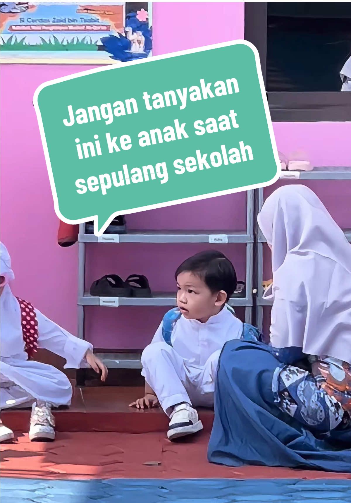 Kalo mas Keenan pulang sekolah, yang pertama saya ucapkan selalu: 1. Senang bgt lihat mas Keenan pulang, sini salim & peluk dulu 2. Happy tadi sekolahnya? 3. Main apa aja tadi di sekolah? 4. Sama siapa tadi mainnya? Pertanyaan berat setelah istirahat & sampai rumah. Seperti pelajaran, PR, kesulitannya, dsb #anaksekolah #anakpulangsekolah #pulangsekolah #pertanyaanpulangsekolah #pertanyaanpulangsekolah #sekolah 