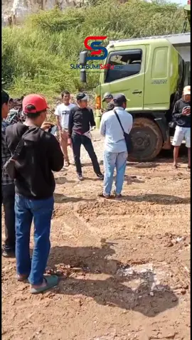 Gubernur Jawa Barat Dedi Mulyadi lakukan inpeksi mendadak ke lokasi tambang di Cibadak Sukabumi pada Senin, 4 Agustus 2025. Hal ini ia lakukan menyusul temuan Truk Odol yang banyak berlalu lalang di jalan Sukabumi.  Sontak kedatangan KDM membuat kaget para penambang, sopir dan pejabat setempat.  #dedimulyadi #tambangsukabumi #tambangliar #odol #cibadaksukabumi 