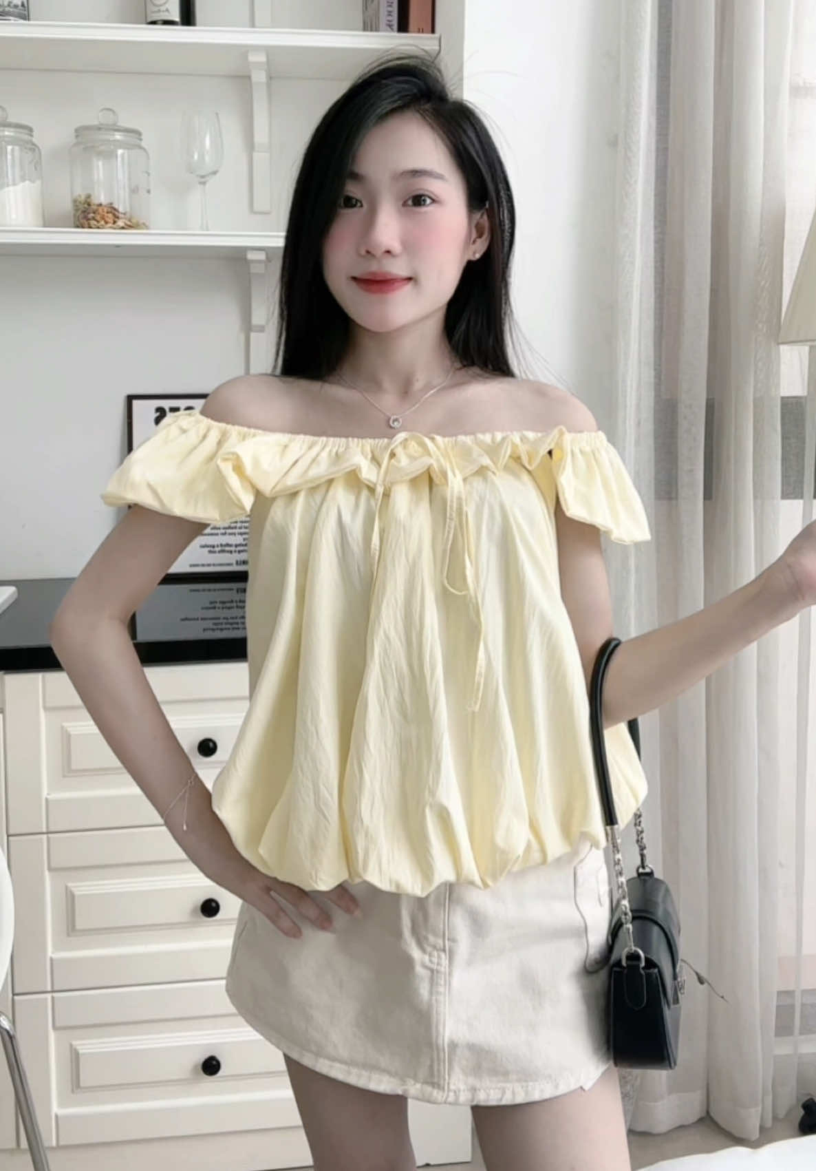 Áo vàng có làm anh bàng hoàng 🫰. Áo nhiều màu, mặc được 3,4 kiểu mấy bà sắm liền về mặc đi nèeeee #xuhuong #thaolendo #tipphoidoxinh #suxing 