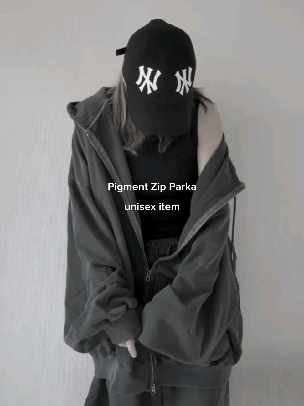 RECOMMEND ITEM🛒 ⚫Pigment Zip Parka ⚫Pigment Half PT color:charcoal/lightgray size:free(unisex) 今から秋口まで使えるセットアップが登場！ 発売してから大人気のアイテム🩶 オーバーサイズで着心地もゆったり シンプルなデザインが使い勝手も抜群◎ ユニセックスアイテムなので男女ともにおすすめ！ 初回購入1,000円クーポン使える！ 詳しくはオンラインショップをチェック👀 ~~~~~~~~~~~~~~  YĀCA (ヤーカ)@yaca_official director @______a.lc   ONLINE SHOPはプロフィールのURLから飛べます🔍️  ~~~~~~~~~~~~~~