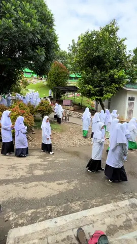 Santriyati Pesantren Musthafawiyah Purbabaru 