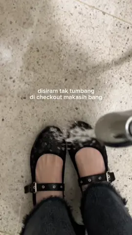 Bisa di pake maen aer nihh, udah punya belum 😌 #brandlokal #winodofficial #sepatulokal #hujan 