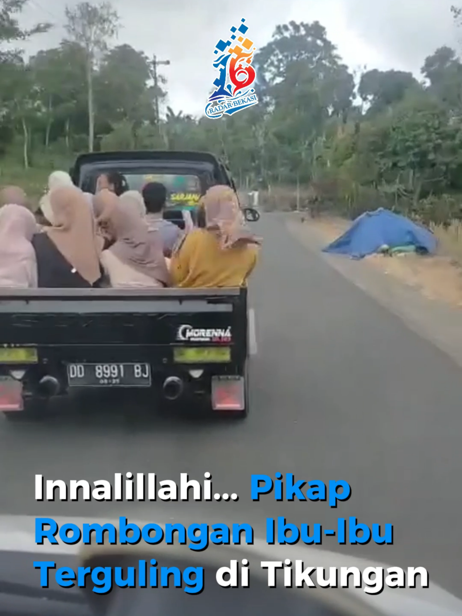 Sebuah mobil pikap bermuatan penumpang mengalami kecelakaan tunggal di kawasan Malakaji, Kecamatan Tompobulu, Kabupaten Gowa, Minggu (03/08) siang. Kendaraan tersebut terguling usai pengemudi diduga mengendarai secara ugal-ugalan. Dalam tayangan video yang beredar luas, terlihat beberapa anak-anak ikut menumpang di bagian belakang pikap. Warga yang berada di sekitar lokasi segera menolong korban dan mengeluarkan sopir dari dalam mobil. Beruntung, peristiwa ini tidak mengakibatkan korban luka berat. Kejadian tersebut kembali menjadi pengingat pentingnya berkendara dengan tertib demi keselamatan Bersama. Share info peristiwa terkini kirim melalui DM #radarbekasi #harianradarbekasi #beritabekasi #Kecelakaan #MobilPikap #Ugal-ugalan