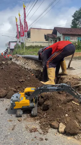 masih di area proyek pdam 👷🏻‍♂️🥰  #rcexcavator  #volvoexcavator  #volvo #fypシ゚viral 