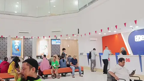sakit kepala lihat pelayanan BANK BRI ini, antriannya banyak cs cuman satu orang.  #BRI  #perubahan 