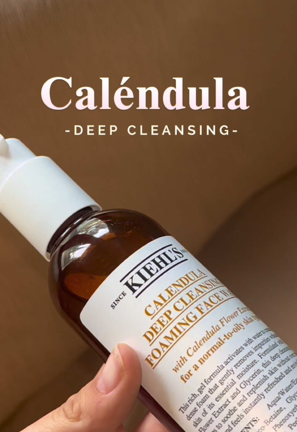 regalo 🎁 de kiehl’s. La textura al contacto con el agua es densa y súper masajeable 🧼 + beneficios de caléndula 🌼 @kiehlsspain @Kiehl's Since 1851 #kiehlsspain #beauty #cleansingfoam #foamy #calendula 