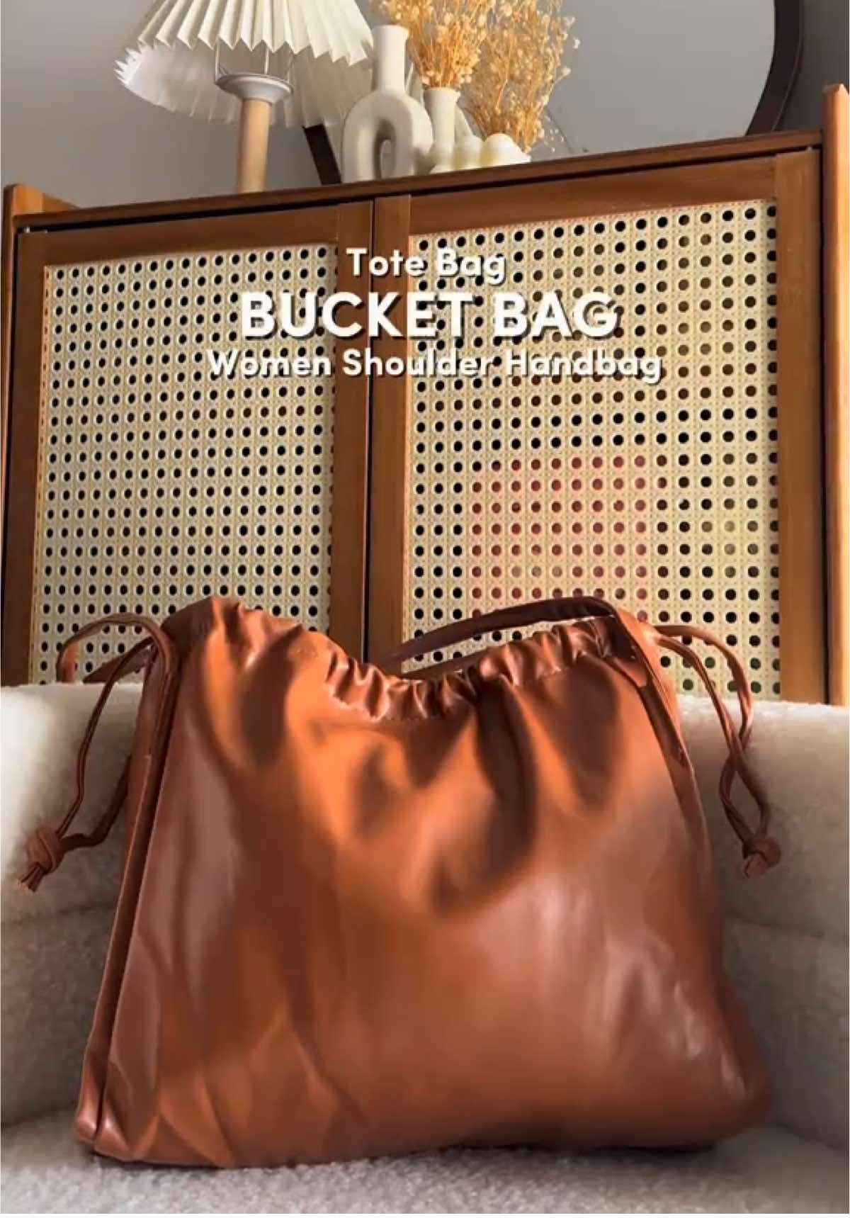 Mak mak confirm suka tote bag macam ni ! Macam macam boleh masuk dalam bag ni tau ! Tumbler 750ml muat ya ✨ harga mur mur je tau tapi quality fuh macam ni 👍 #totebag #totebagaesthetic #totebagmurah #bucketbag #handbag 