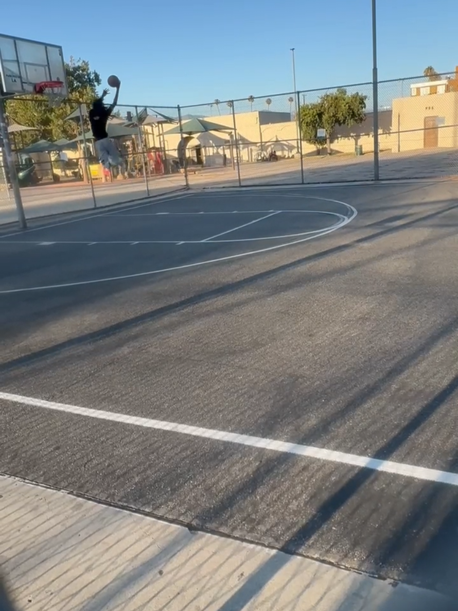Follow ig: Link in bio! #fyp #foryou #viral #viralvideo #basketball #dunking #hoopsforheart #slamdunk #isthxtarteist 