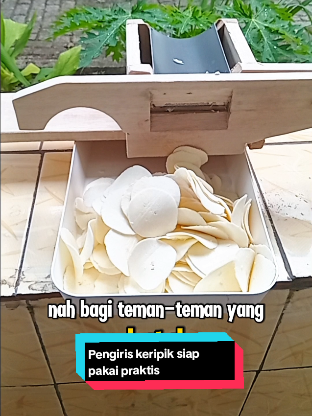 Alat pemotong pengiris singkong, kentang, tempe, basreng, kerupuk, keripik, wortel dll - Alat pengiris siap pakai, praktis digunakan. Mata pisau baja. Model irisan keripik, ketebalan irisan tidak bisa diatur, mata pisau tidak bisa di ganti. Jadi model irisan keripik siap pakai #pengiriskeripik  #keripik #kerupuk #basreng #pemotongkeripik 