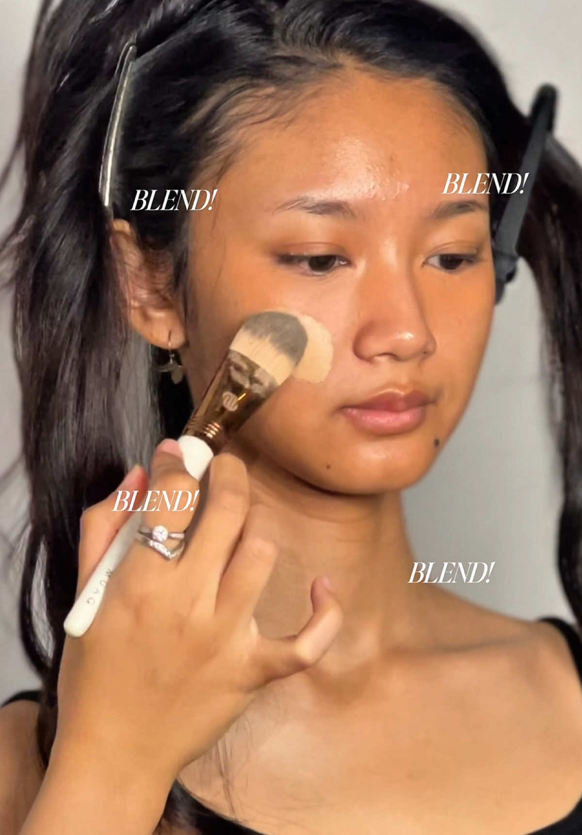 Salah satu product WAJIB MUA itu setting spray! Salah satu product yang ada di koper makeup aku ini dr @Sea Makeup  Dia bikin kulit client-client aku jadi velvet matte dan ga powdery! End upnya, bikin makeup jadi more flawless. So far 10/10! 💯💯