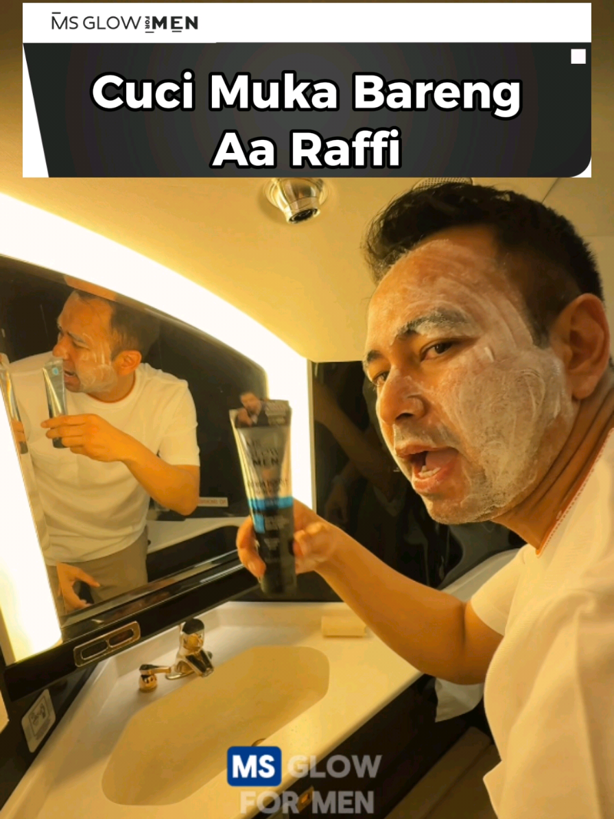 Oh bisa jadi nyata juga nih foto di produk MS Glow For Men😎 Nggak pake lama langsung di pake sama BA kita nih @raffi_nagita  Kapan dan dimana aja harus punya starter pack skincare wajah✨️ Yuk biar ganteng kayak aa Raffi dapatkan produknya sekarang di keranjang kuning 🙌 #msglowformen #skincarecowok #skincarepria #facialwashpria #kulitkering #hydraboost #cowokglowing 