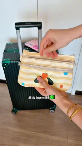 Chị em nào có thể từ chối một chiếc ví đựng thẻ như thế này chứ? Thiết kế ba lớp giúp việc tìm kiếm và lấy ra dễ dàng hơn. Bạn không cần phải lục tung túi xách để tìm khi lấy ra!! #tuiluutru3lop #thietthuc #tienich #giadungphongngu #creatorsearchinsight #jizonguyen 