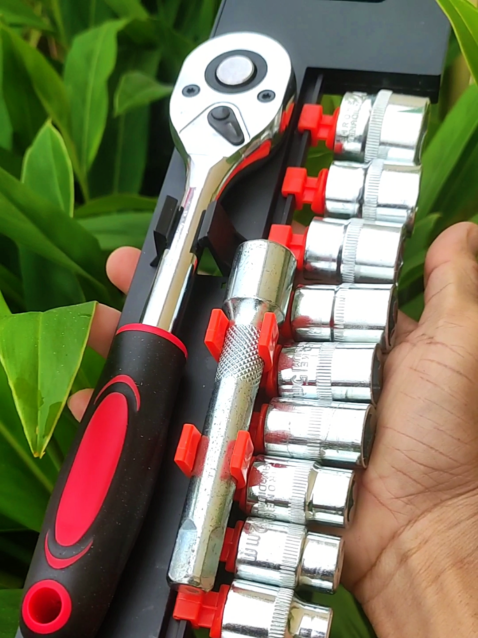 Kunci Set Socket 12 pcs/1/2 in Kunci Sok Wrench Rachet alat perkakas lengkap motor Rachet Handle Multifungsi kunci 1 set 8-24mm  Tentang produk ini BAHAN: CHROME VANADIUM UKURAN: 1/2 INCH TERDAPAT : Total 12 buah. 12 in 1 Wrench Set -Anda mendapat beberapa jenis kepala kunci pas. Dengan jenis kepala ini, Anda sudah memenuhi hampir semua kebutuhan kunci pas pada pekerjaan Anda. -High Quality Material Terbuat dari stainless steel murni sehingga sangat kokoh dan tahan lama tidak mudah berkarat. 1/2 kunci Ratchet 10 x Common Sockets 1/2 batang penghubung ekstensi Soket: 8mm,10mm, 12mm, 13mm,14mm,15mm,17mm, 19mm, 21mm, 24mm SPESIFIKASI 1.nyaman di gunakan dan dibawa kemana mana 2.pegangan rachet handle empuk dan nyaman 3.bahan baja vanadium krom 4.pabrikasi dengan metode drop-forging untuk meningkatkan kekerasan kunci. 5.kekerasan tinggi, kinerja stabil dan umur panjang. 6.mudah disimpan dan dibawa. kualitas baik Memperbaiki mobil,sepeda motor,dan sepeda dengan mudah #kuncisocket #kuncisocketmultifungsi #kuncisocket12pcs #kuncisocketset #socketwrench #kuncishock #kuncishockset #tools #kunciset #modalkontendoang 