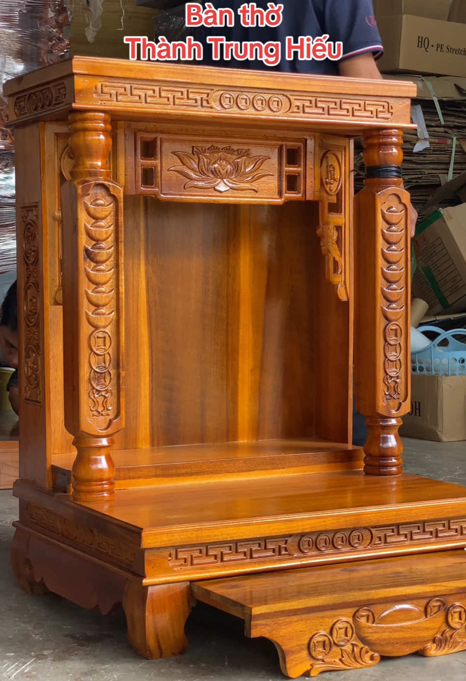Bàn thờ tài địa chạm hoa sen ngân lượng màu vàng, gỗ tràm.