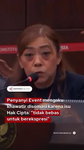 Dalam sidang MK Perkara Nomor 37/PUU-XXIII/2025, dua penyanyi event, Rinna April dan Azum, mengungkap keresahan mereka saat tampil di acara seperti pernikahan, kafe, hotel, hingga peluncuran produk. Sebagai pelaku pertunjukan yang kerap menyanyikan lagu ciptaan orang lain, mereka mengaku takut dan tidak bebas berekspresi karena khawatir disomasi atau dikenakan pidana. Kekhawatiran ini, membuat banyak penyanyi memilih lagu Barat yang lebih aman, padahal mereka ingin bantu mempopulerkan lagu-lagu lokal. Rinna bahkan menyebut, ia menyanyikan 20 lagu di satu acara dengan bayaran Rp300 ribu hingga Rp1,5 juta. Jika harus bayar royalti jutaan per lagu, penghasilannya tak akan cukup. Padahal, lewat penyanyi seperti dia, lagu-lagu lokal bisa dikenal luas. #hakcipta #penyanyievent #royalti #musiklokal #seni #kekhawatiran #fyp  