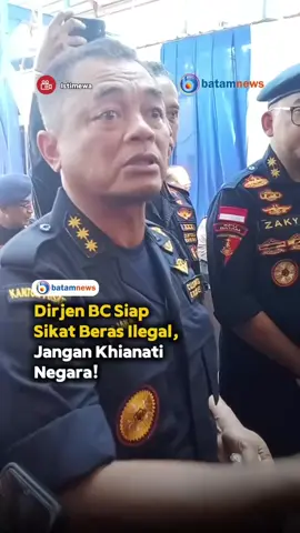 Direktur Jenderal Bea dan Cukai RI, Letjen TNI (Purn) Djaka Budhi Utama menegaskan komitmennya untuk menindak tegas penyelundupan beras ilegal dari Vietnam dan Thailand ke Kota Batam. Beras-beras ini diduga dioplos dengan beras lokal berkualitas rendah lalu dikemas ulang dengan label premium, merugikan masyarakat dan negara. Dalam kunjungan kerja ke Kabupaten Karimun, Kepri, Djaka menyatakan bahwa pihaknya tidak akan mentolerir barang impor ilegal. “Yang kita tangkap itu dari luar, bukan beras oplosan. Kalau saya meloloskan barang-barang ilegal, berarti saya mengkhianati negara,” tegasnya. Djaka juga menegaskan bahwa Bea Cukai menjalankan penuh kebijakan pemerintah dan tidak akan meloloskan barang masuk secara ilegal, meskipun ada pelonggaran tertentu. Sejak dilantik pada 23 Mei 2025, Djaka telah mengawasi peningkatan operasi pengawasan. Selama Januari hingga Juli 2025, Bea Cukai mencatat 14.657 penindakan dengan nilai barang mencapai Rp4,3 triliun, termasuk 252 penindakan di laut melalui Operasi Terpadu Jaring Sriwijaya dan Wallacea. #batamnews #batam 