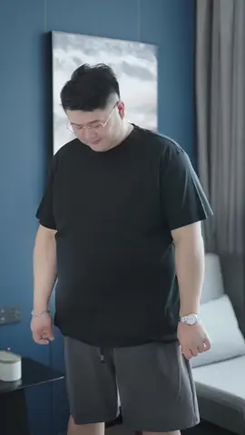 A T-shirt that fat brothers must not ignore. It can cover up any big belly, so you don’t have to feel ashamed because of your big belly.#BROPLUS #oversize #pregnant #tshirt #fyp 