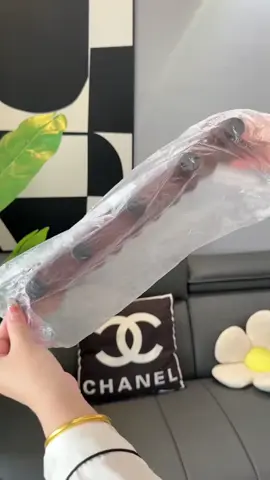 🛁 From Entryway to Bathroom – These Hooks Do It All! 🪝 No drilling or adhesive — install in seconds! 💦 Waterproof and secure, even in the bathroom! 🧥 Perfect for hanging coats, hats, and bags at the door ♻️ Removable & reusable — change locations anytime! 🌟 Wood grain + black metal = modern and elegant look! #HomeHacks #NoDrillHooks #EntrywayIdeas #BathroomHack #OrganizeYourHome #SpaceSaving #MinimalistLiving #DoorHooks #ReusableDesign #DailyConvenience