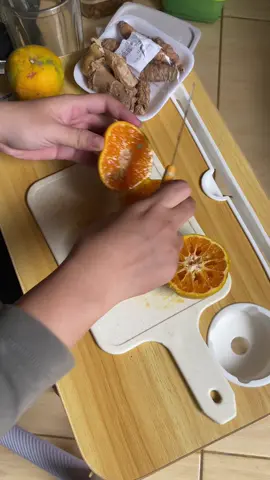 Masih mikir sih itu jeruk kenapa kemarin di belah dua yaa wkwkwk #CapCut #adayinmylife #anakkost #fyp #juice 