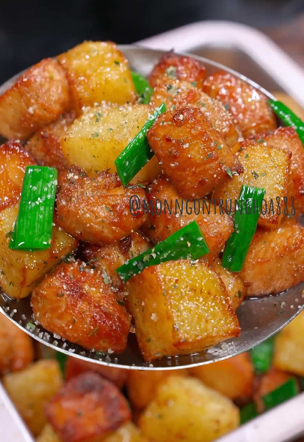 Mọi người xem kỹ nhé! Con gái tôi từ nhỏ đã thích ăn khoai tây với thịt, hôm nay bạn thân đã dạy tôi một công thức thần thánh với khoai tây và thịt gà, bên ngoài giòn rụm bên trong mềm thơm, ngon không tả nổi~   #ngon #monngontrunghoa888 #vn #fyp #ănvặt 
