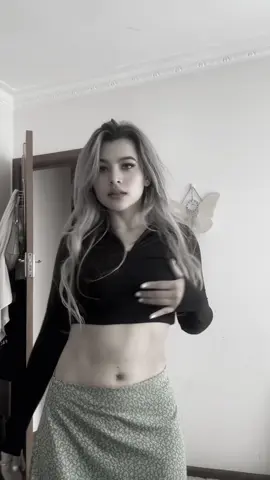 Still trending? Tried so hard🤣 #fyp #unakkulnaane #trendingnow #tamil #tamilsong #dance #foryoupage #bellydancetiktok #tiktokviral 