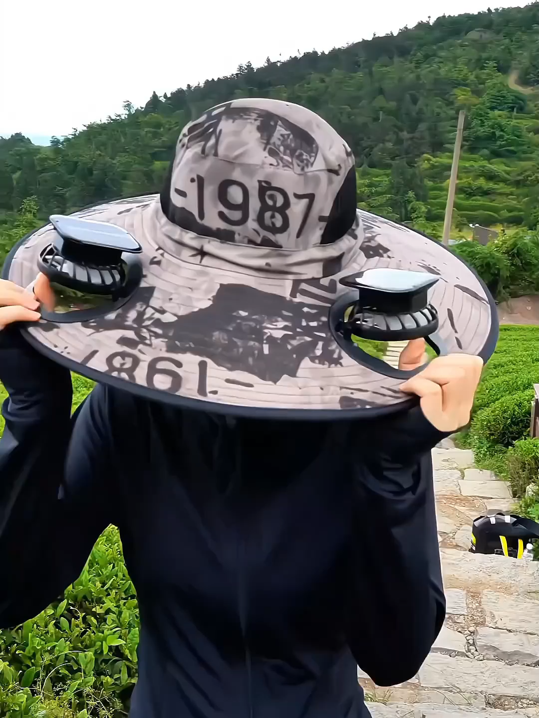 Topi kipas surya, dengan pinggiran besar, dapat menghalangi sinar matahari dan tidak takut sinar matahari, dan dua kipas dapat menghilangkan panas