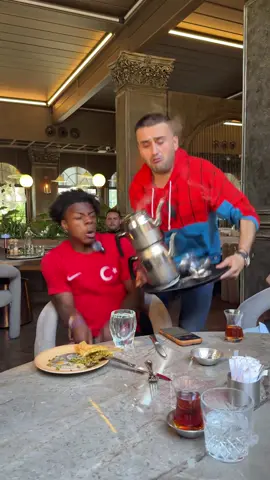 The waiter’s prank #prank #funny #funnyvideos #funnymoments #foryou #fyp 