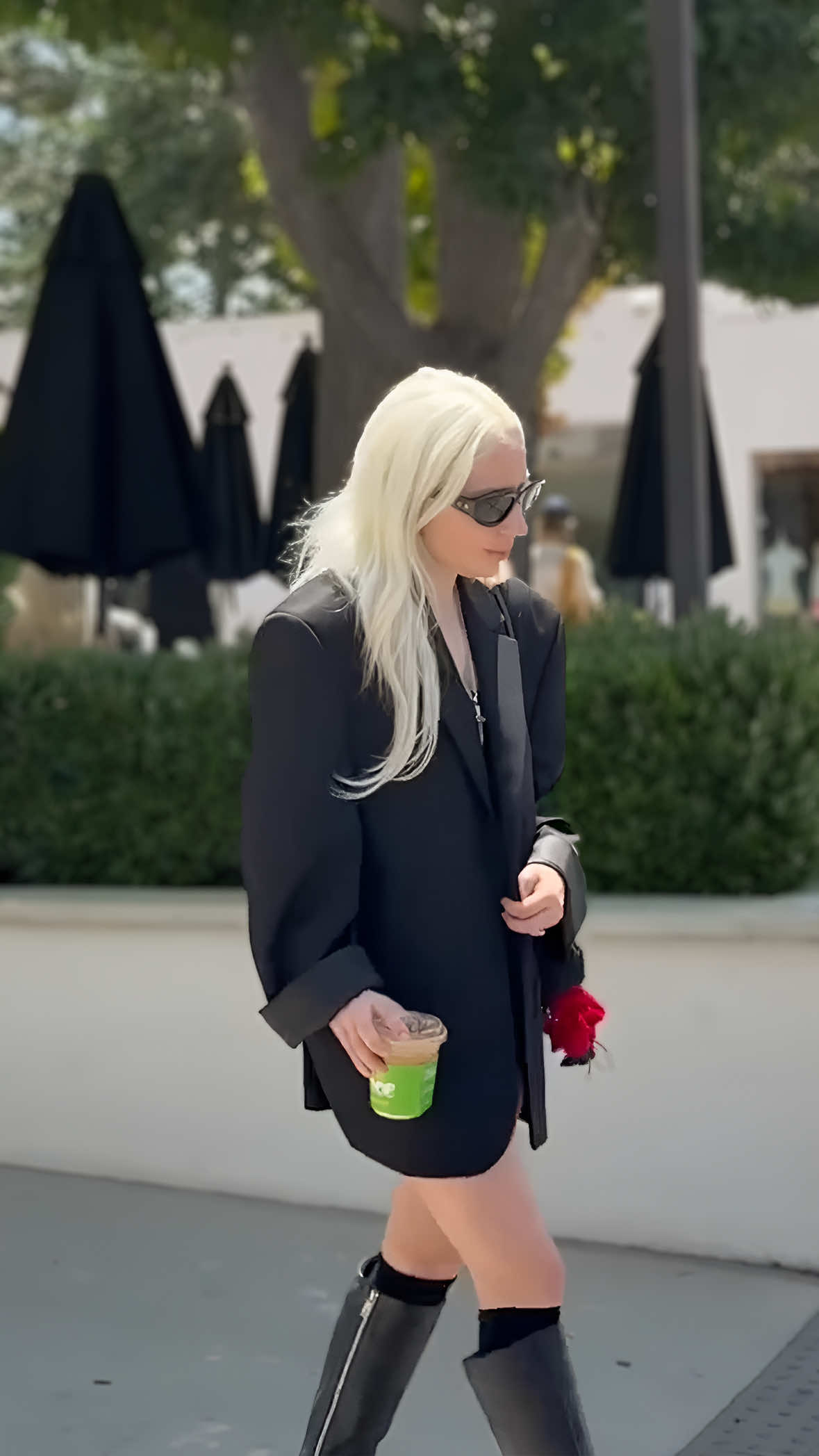 Chiamatela come volete. Regina del Pop? Assolutamente. Icona generazionale? Anche. Artista rivoluzionaria? Perché no. Sono tutti appellativi che, per Stefani Joanne Angelina Germanotta - meglio nota come Lady Gaga - vanno benissimo. Reduce dalla partenza del suo “The MAYHEM Ball Tour” negli USA, l’artista di origini italiane sta giustamente ricaricando le batterie prima di infiammare Seattle, dal 6 al 9 agosto 2025. Lo sta facendo a Malibu, dove è stata vista, accompagnata da una guardia del corpo, mentre usciva per prendere un caffè. Ormai fedelissima al total black, Gaga non si smentisce nemmeno questa volta, scegliendo un blazer oversize strutturato e platform boots, indossati con calze al ginocchio. Ma c’è un piccolo particolare che cattura l’occhio. No, non l’anello di fidanzamento - segno dell’amore per Michael Polansky - ma un accessorio che si nota sulla sua borsa: un Labubu, personalizzato per l’occasione dal designer Marko Monroe, come testimoniato sul suo profilo Instagram. Insomma, anche la Regina del Pop ha ceduto al fascino dell’accessorio più famoso dei social… Vi piace il suo look? [📹 BACKGRID] #whoopsee #ladygaga 