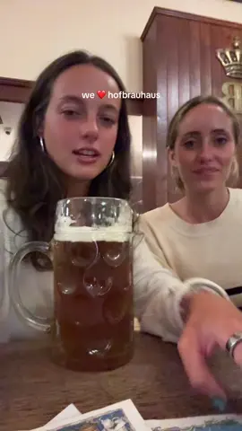 2 girls, 2 beers, hiiii Munich 💋 #hofbräuhausmünchen #munich #beer #yummy 