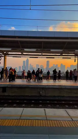 View Stasiun paling Indah Video nya boleh diambilin, kalian edit sendiri ya , ga usah difolow, dan gausah izin udah di izinin semuanya. #view #mediaWB #foryou #fyp #jakarta #sore #stasiun #stasiunmanggarai 